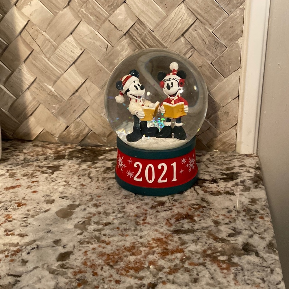 2021 Disney snow globe